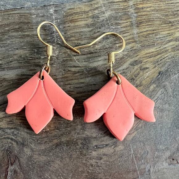 Coral tone leaf dangle drop earrings - Picture 1 of 3